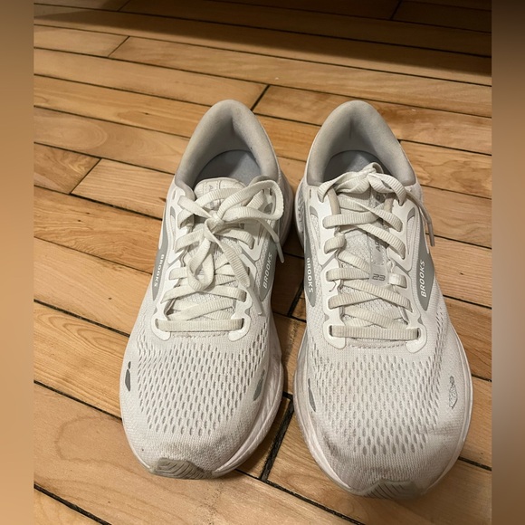 Brooks Adrenaline GTS 23 Running Shoes, barely used, Size 8.5 - Picture 6 of 6